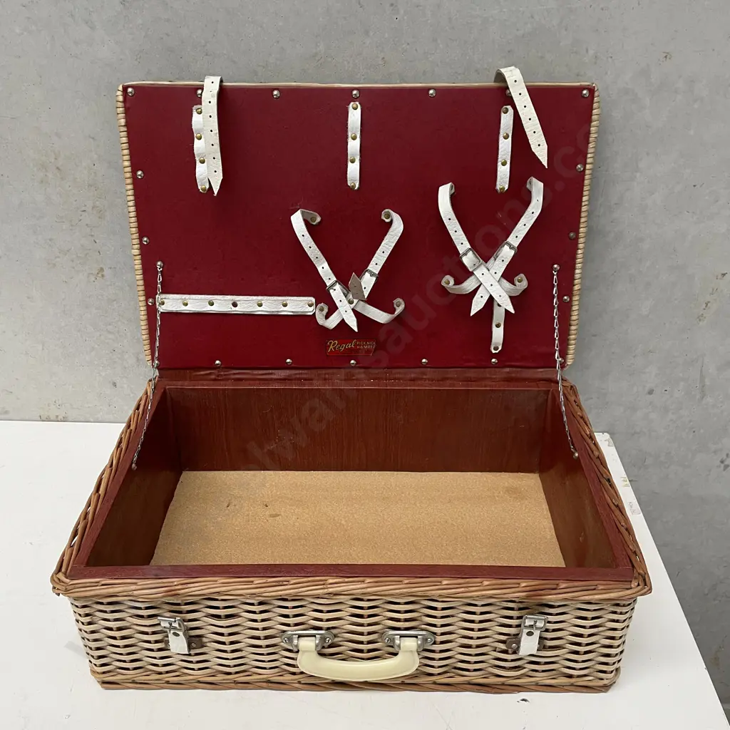 Vintage Large Regal Made in NZ Pick-Nick Hamper 64 x 41 x 21 Image 1++
