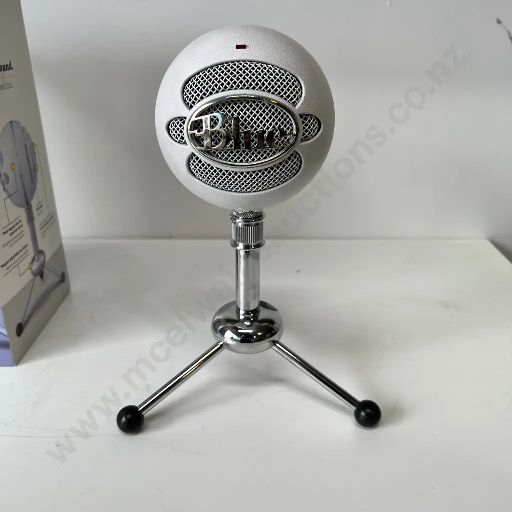 Snowball Microphone and stand with usb cord and box great working condition Image 1++