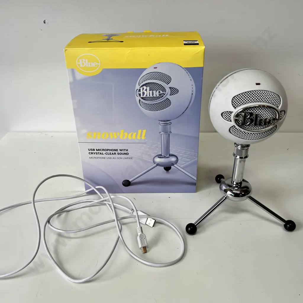 Snowball Microphone and stand with usb cord and box great working condition Image 1++