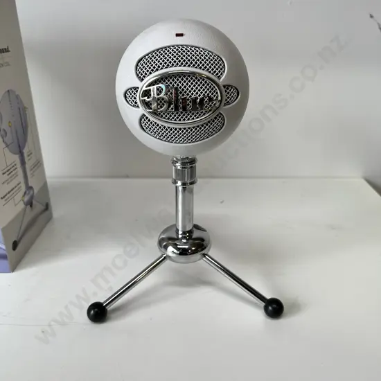 Snowball Microphone and stand with usb cord and box great working condition