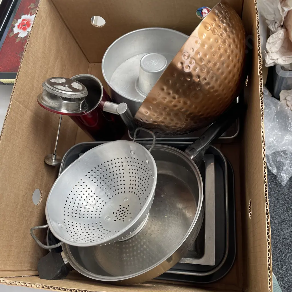 Box lot of assorted ovenware etc Image 1++