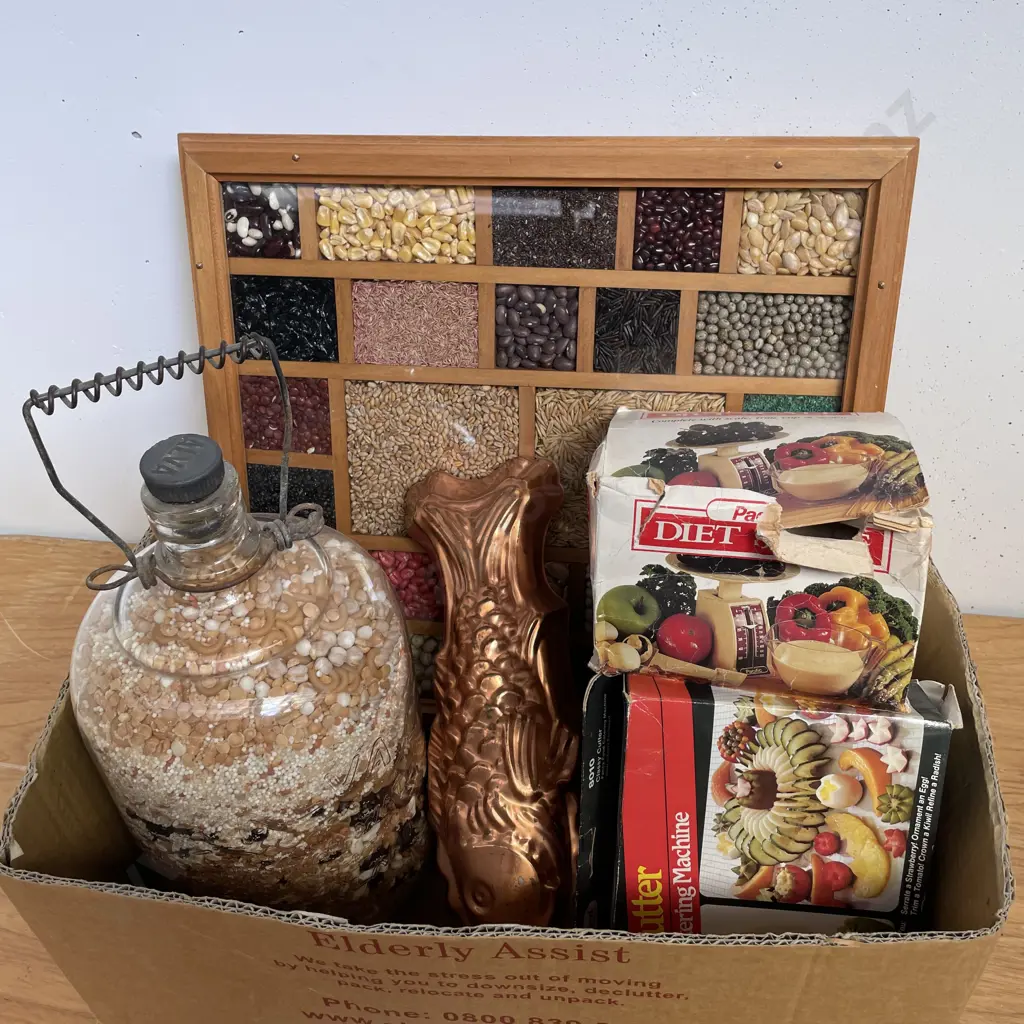 Box of Kitchen Decorative items etc Image 1++