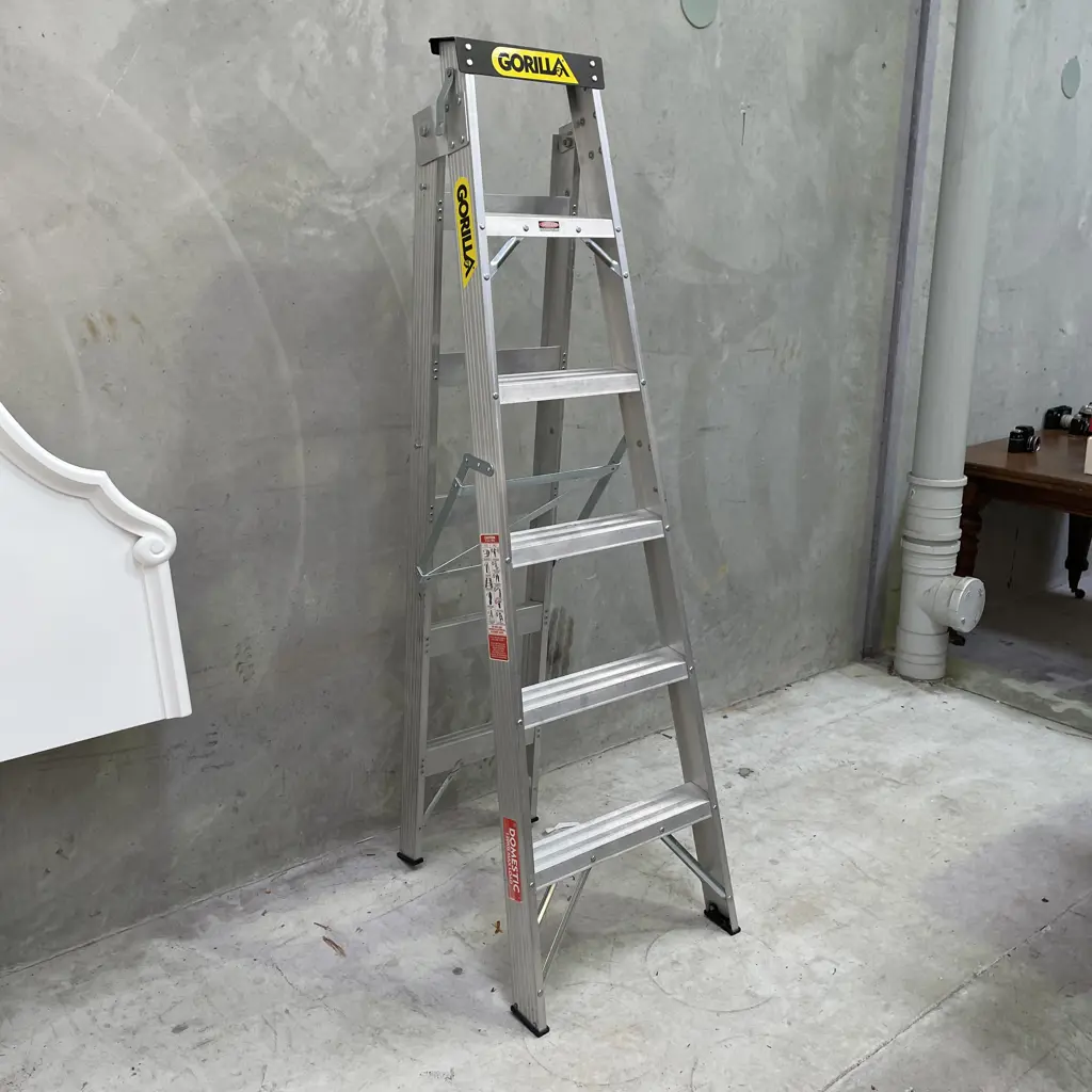 Gorilla 5 Step Ladder. Domestic 120kg max load Image 1++