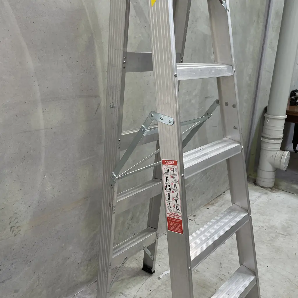 Gorilla 5 Step Ladder. Domestic 120kg max load Image 1++