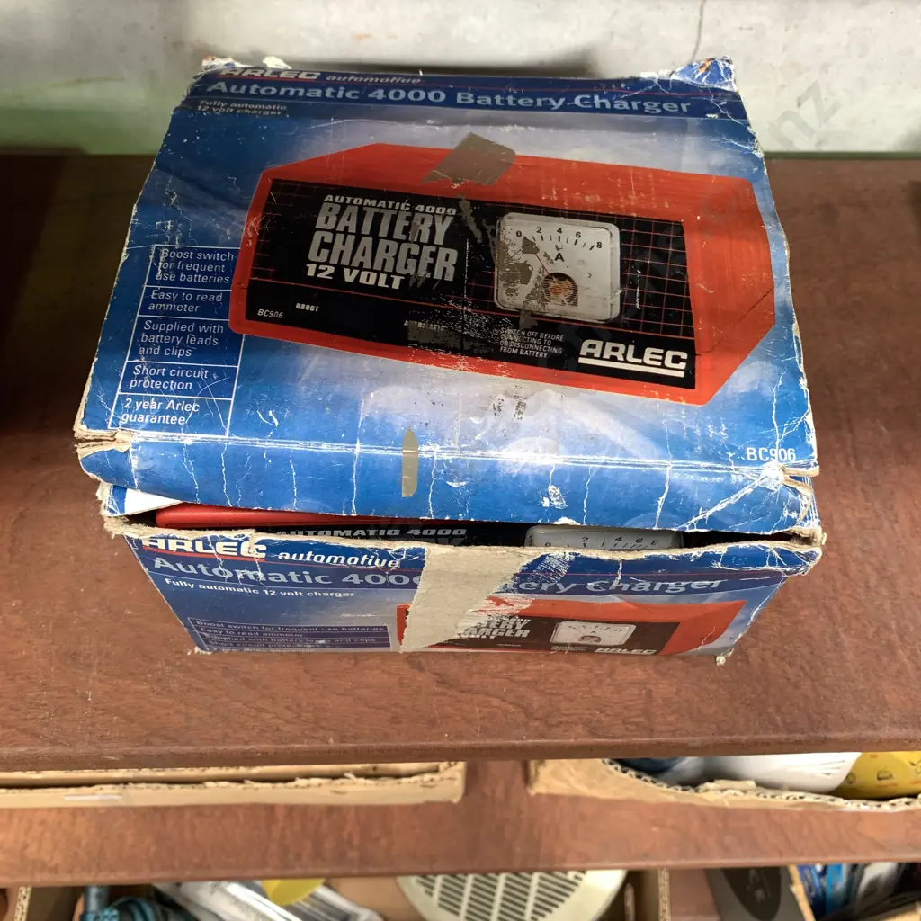 Arlec 4000 Battery Charger in Box Image 1++