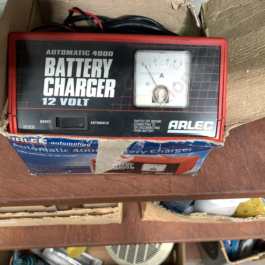 Arlec 4000 Battery Charger in Box Image 1++