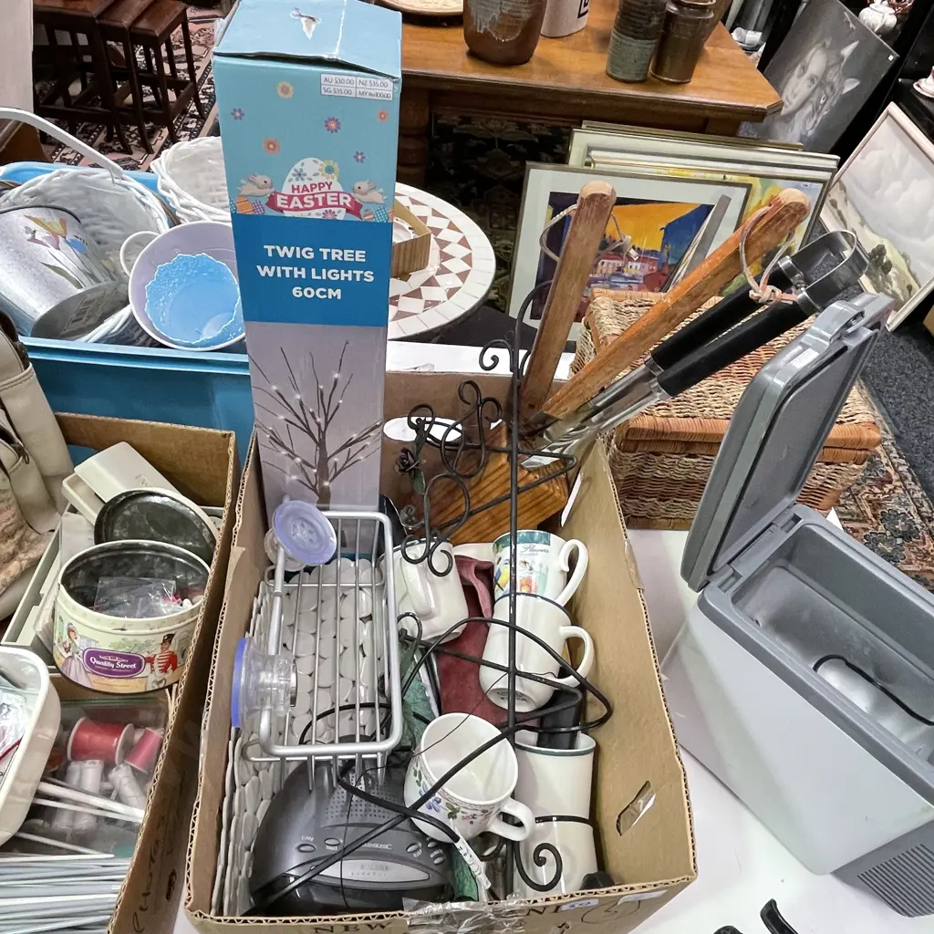 Box of assorted items Image 1++