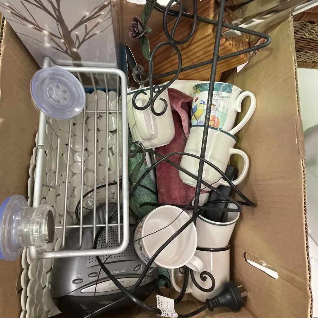 Box of assorted items Image 1++