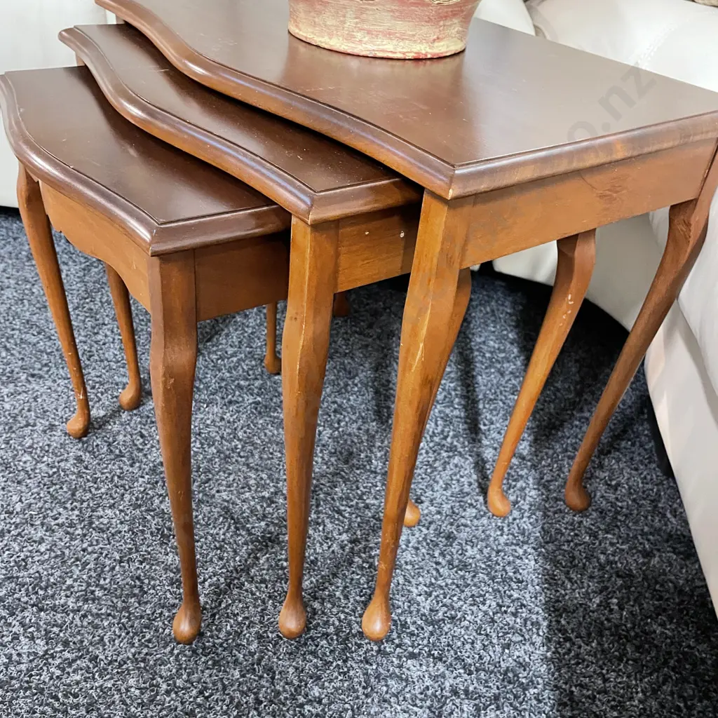 Nest of 3 Vintage Mahogany Table, Cabriole Legs, H48 W58 D34cm Image 1++