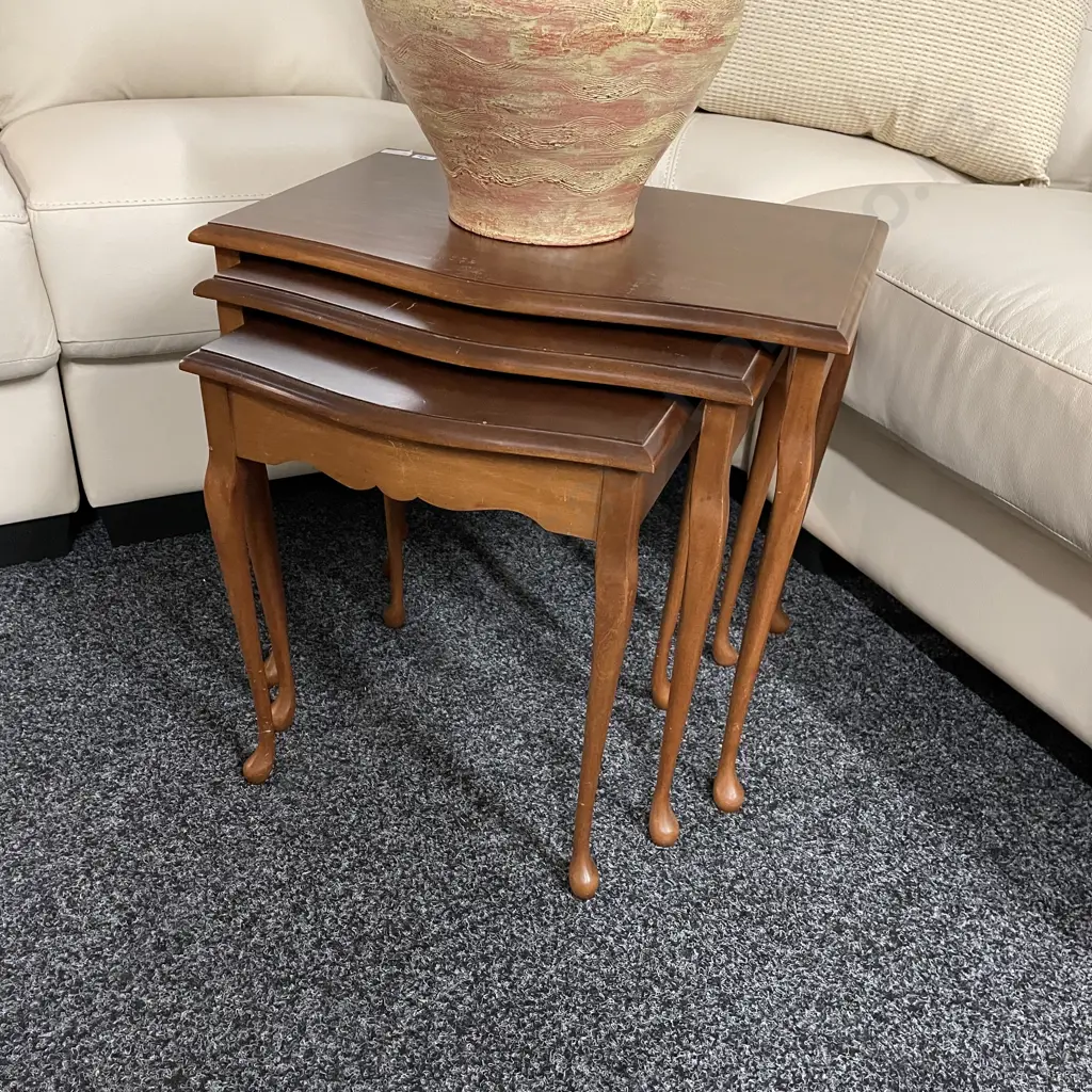 Nest of 3 Vintage Mahogany Table, Cabriole Legs, H48 W58 D34cm Image 1++