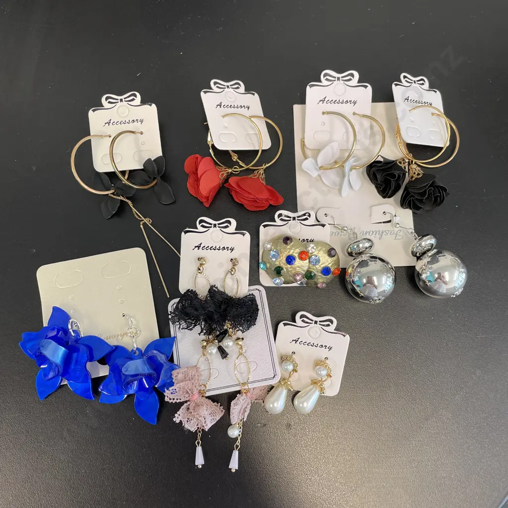 Assortment of Costume Jewellery As New Earrings Image 1++