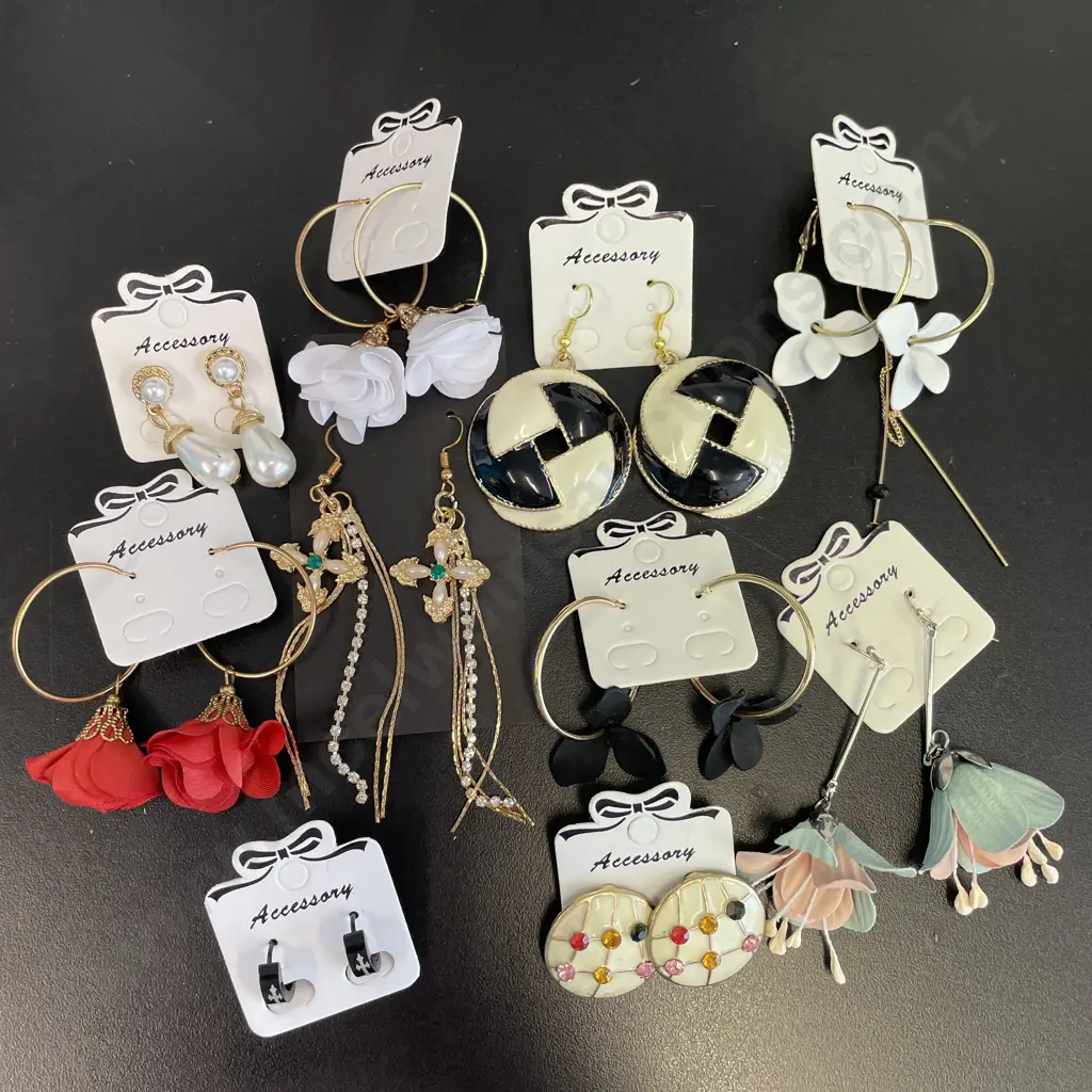 Assortment of Costume Jewellery As New Earrings Image 1++