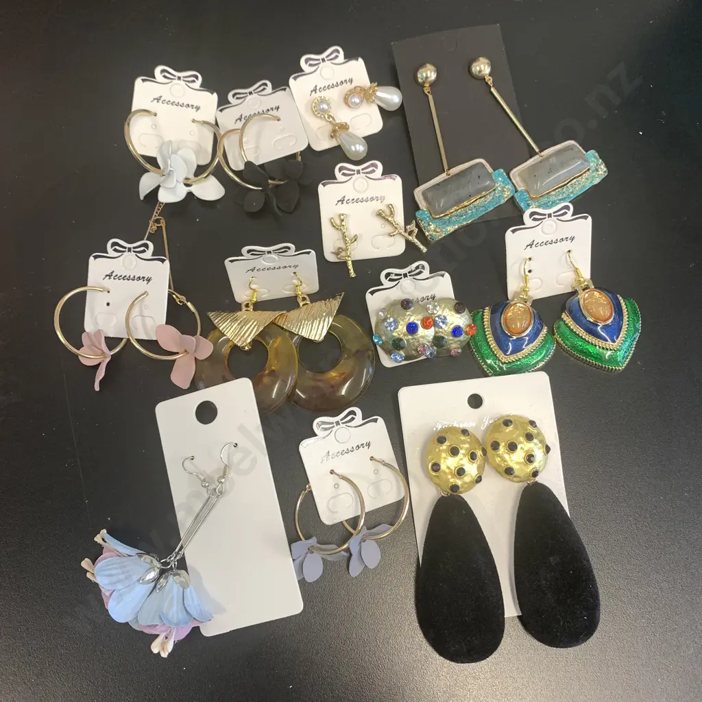 Assortment of Costume Jewellery As New Earrings Image 1++