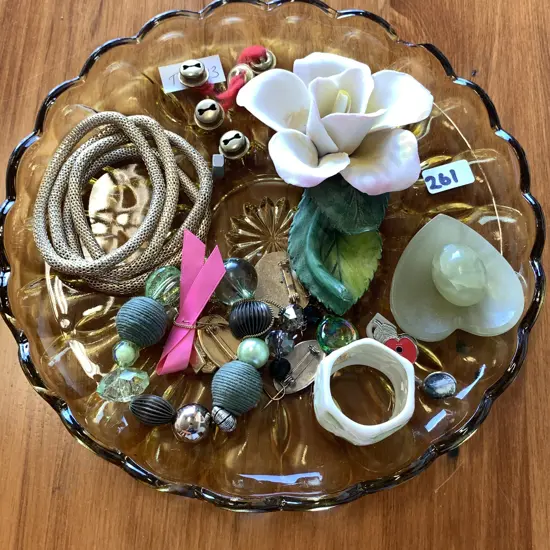 Assorted collectables including jewellery etc (not including tray)