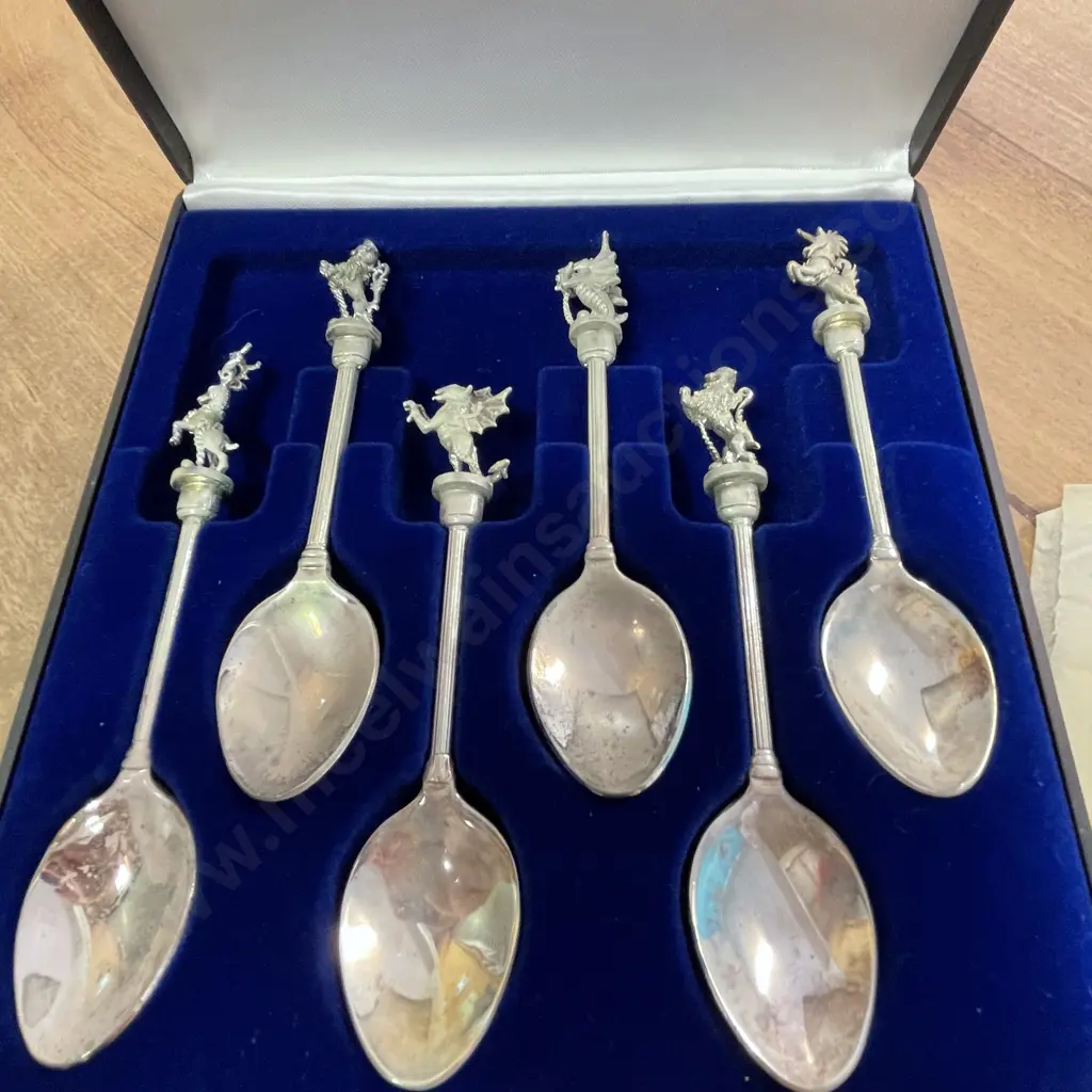 Boxed Set of Her Majesty the Queen Teaspoons - The Heritage Collection Image 1++