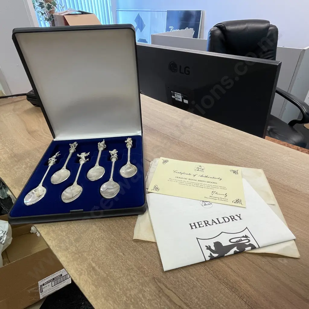 Boxed Set of Her Majesty the Queen Teaspoons - The Heritage Collection Image 1++