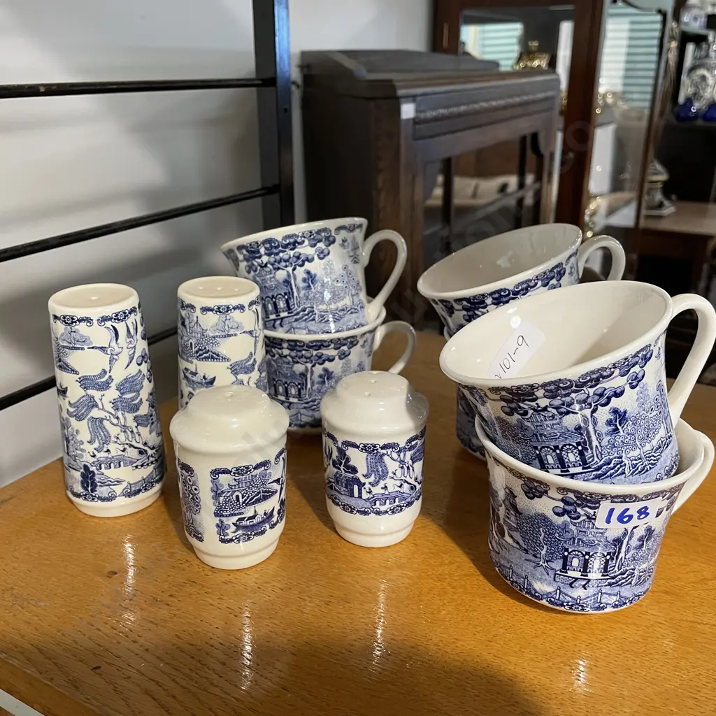 Vintage Blue Willow Pattern Cups x6 And Salt And Pepper Shakers x2 Pairs - added to lot 5 Image 1++