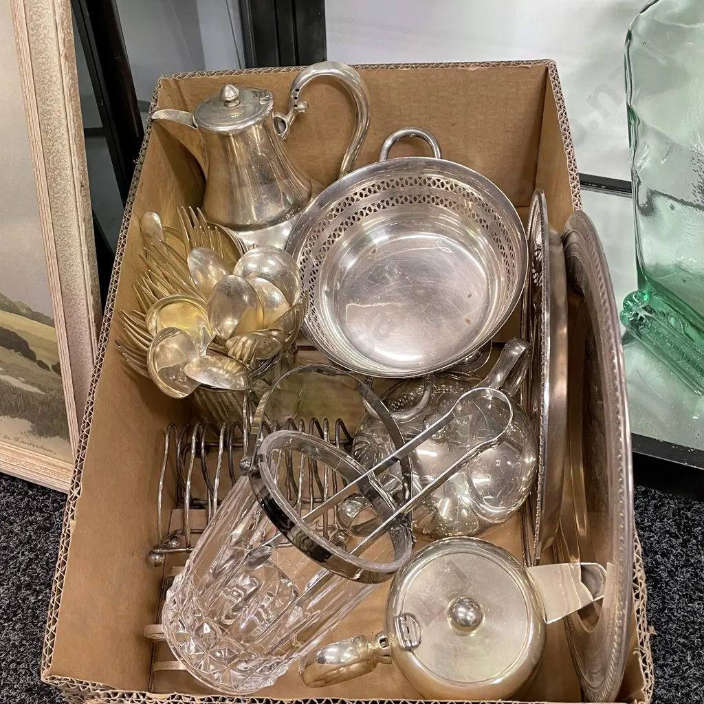 Box of assorted silverware etc Image 1++