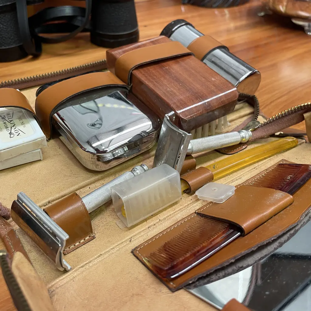 Vintage Leather Cased Mans Grooming Set Image 1++