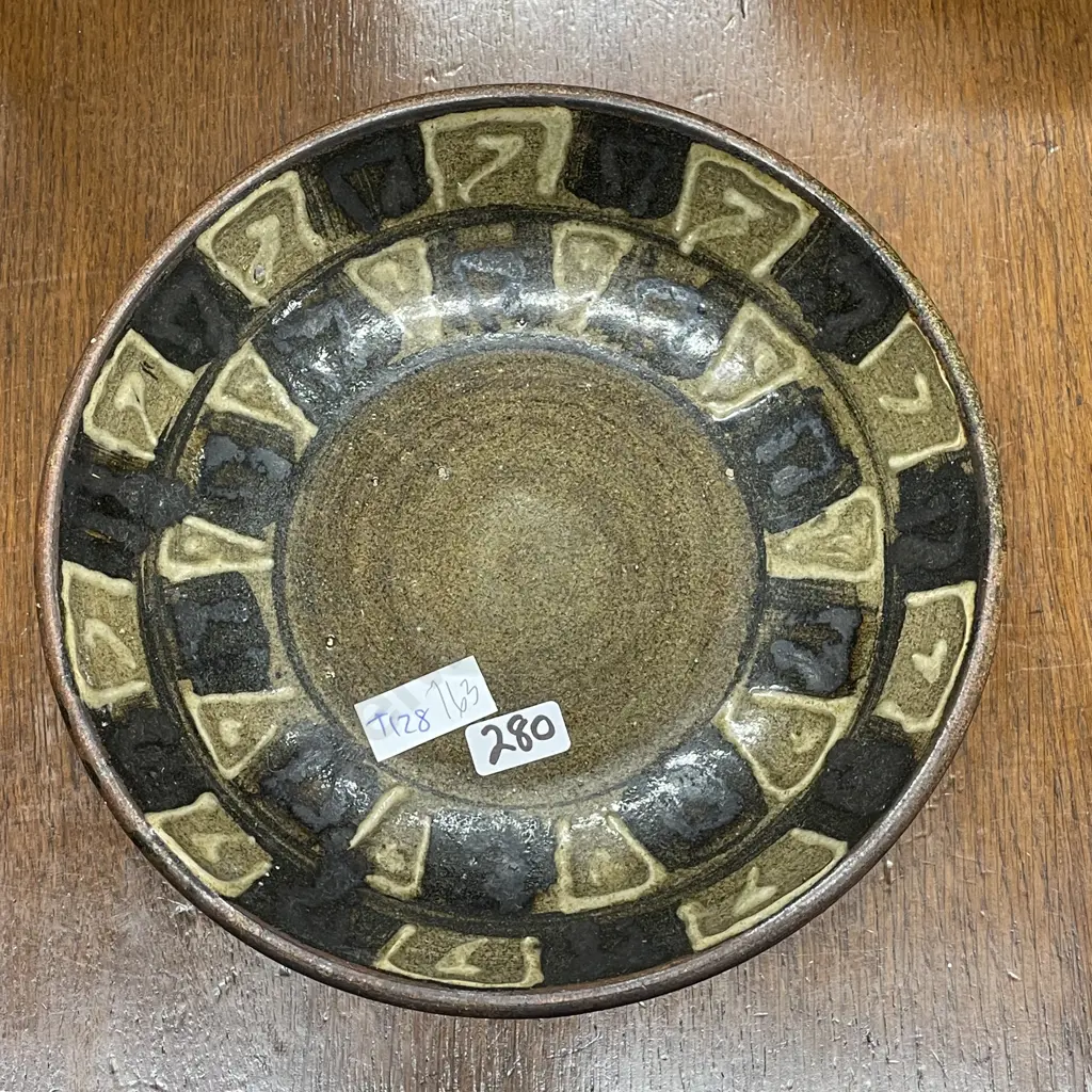 NZ Hand potted bowl. Signed. Dia22cm Image 1++