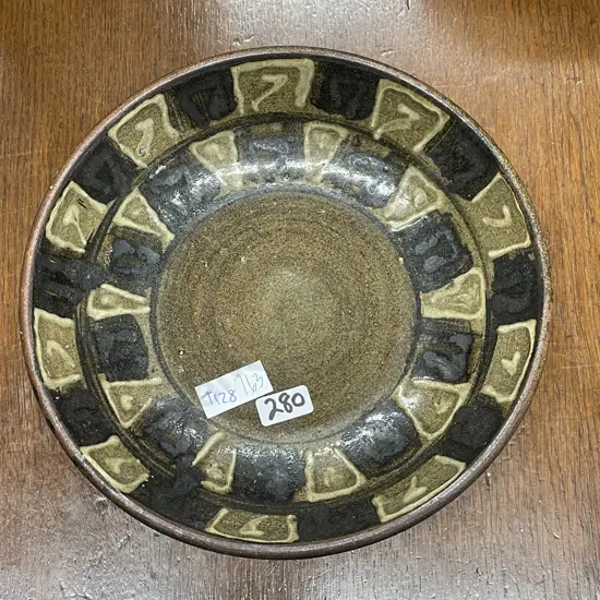 NZ Hand potted bowl. Signed. Dia22cm