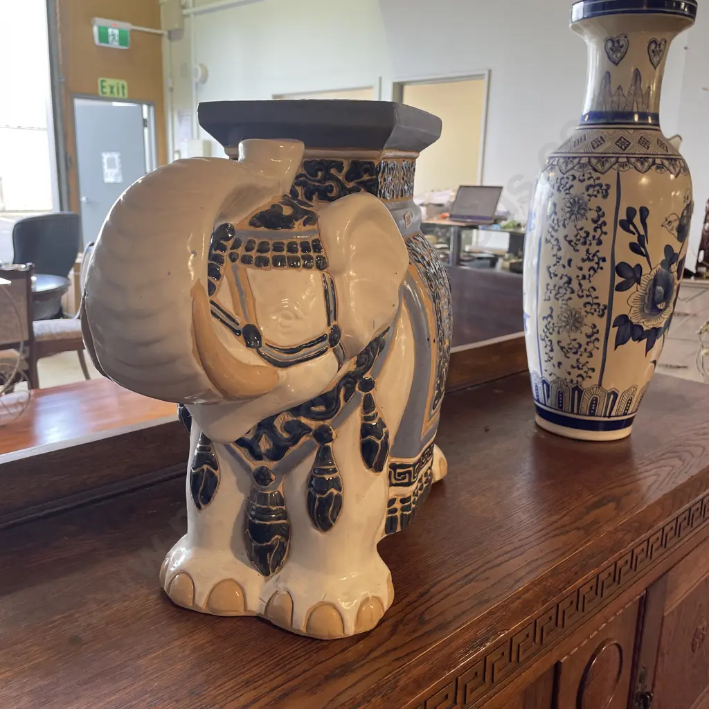 Large Ceramic Elephant Plant Stand H43 L57cm Image 1++