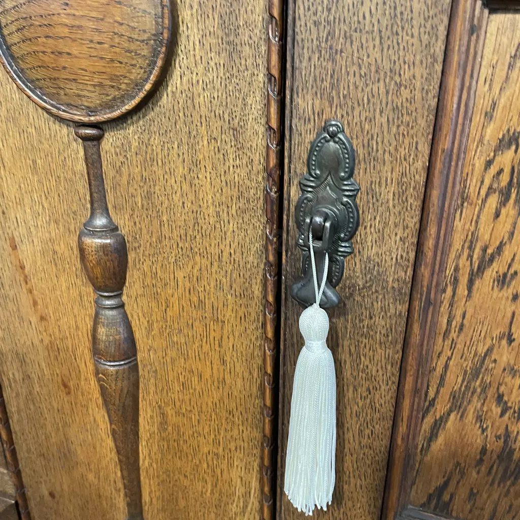 Vintage Solid Oak Art Deco Sideboard/Buffet, 2 Door 2 Drawer, Ornate Detail with Carved Keyhole Border, L138 H112 D47cm Image 1++