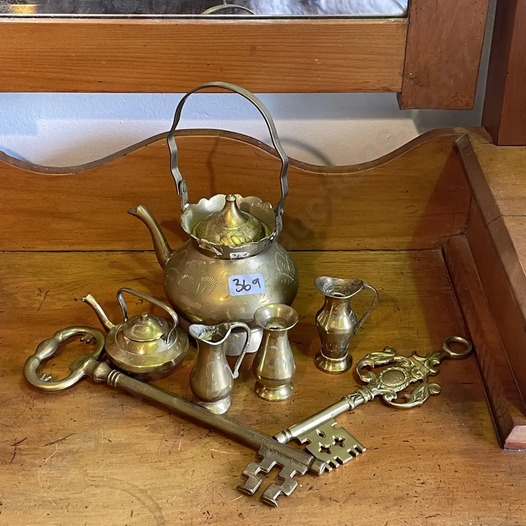 Assorted Vintage Brassware Image 1++