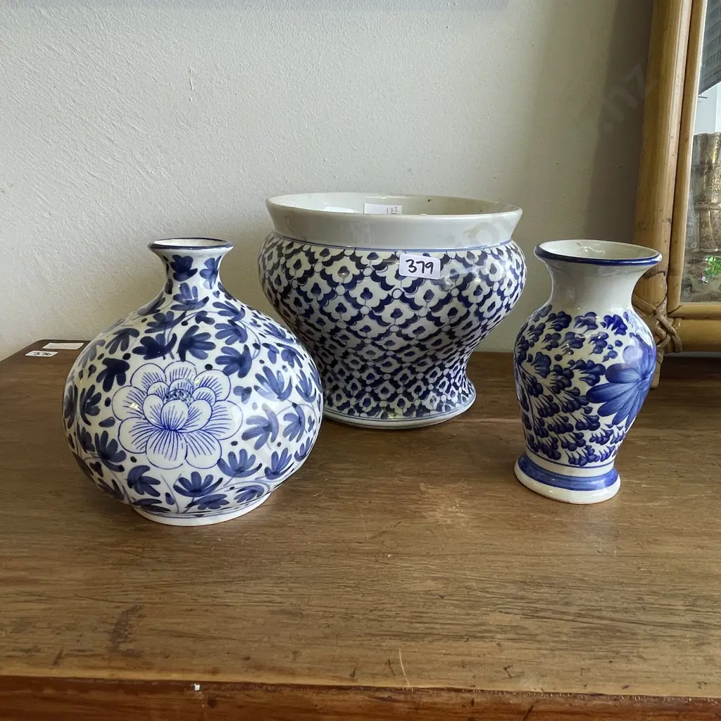 Assortment of flow blue and white items including Jardinere and 2 vases Image 1++