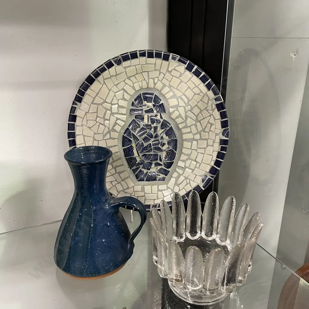 Flow Blue and White Willow mosaic plate with signed Art pottery vase with Mid Century Art Glass Bowl, finger border H9cm Image 1++