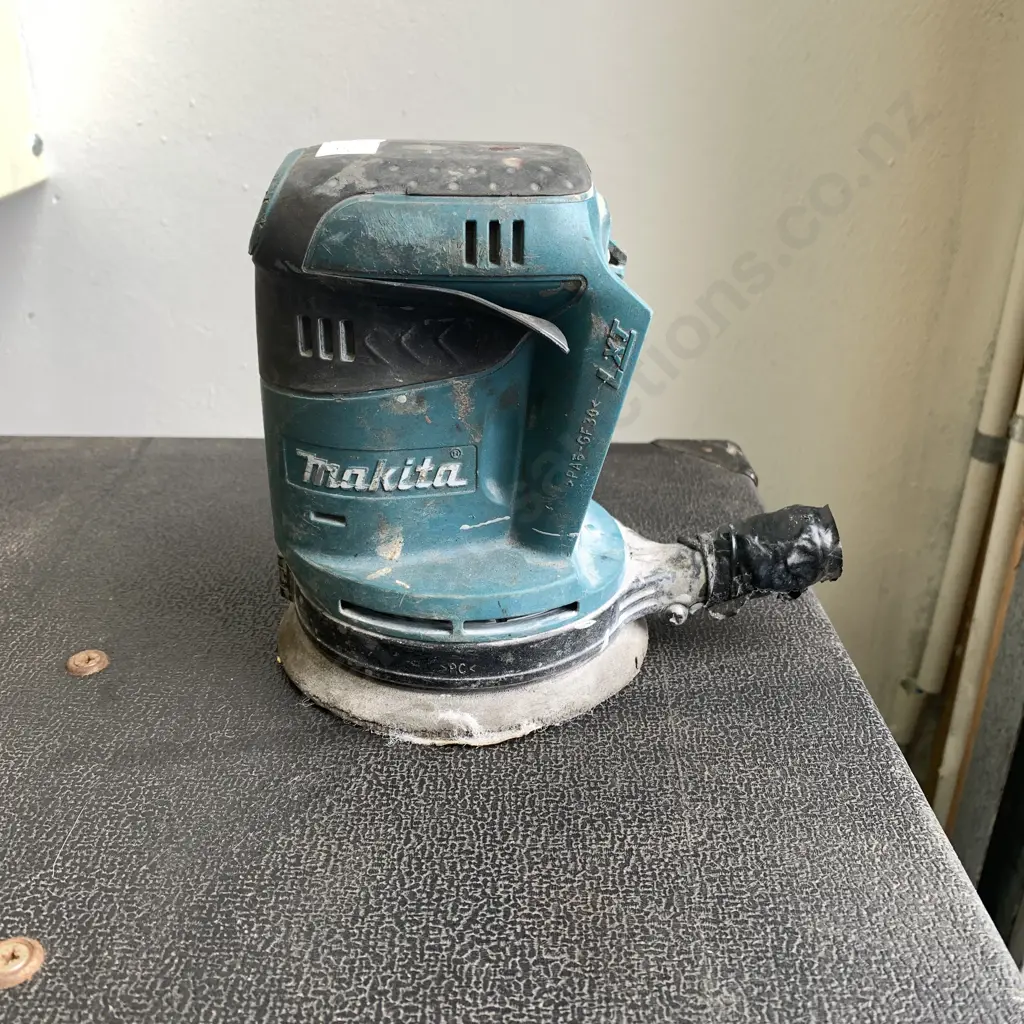 Makita 18V Orbital Sander with 2 X 18 V Battery, Model DB0180 Image 1++