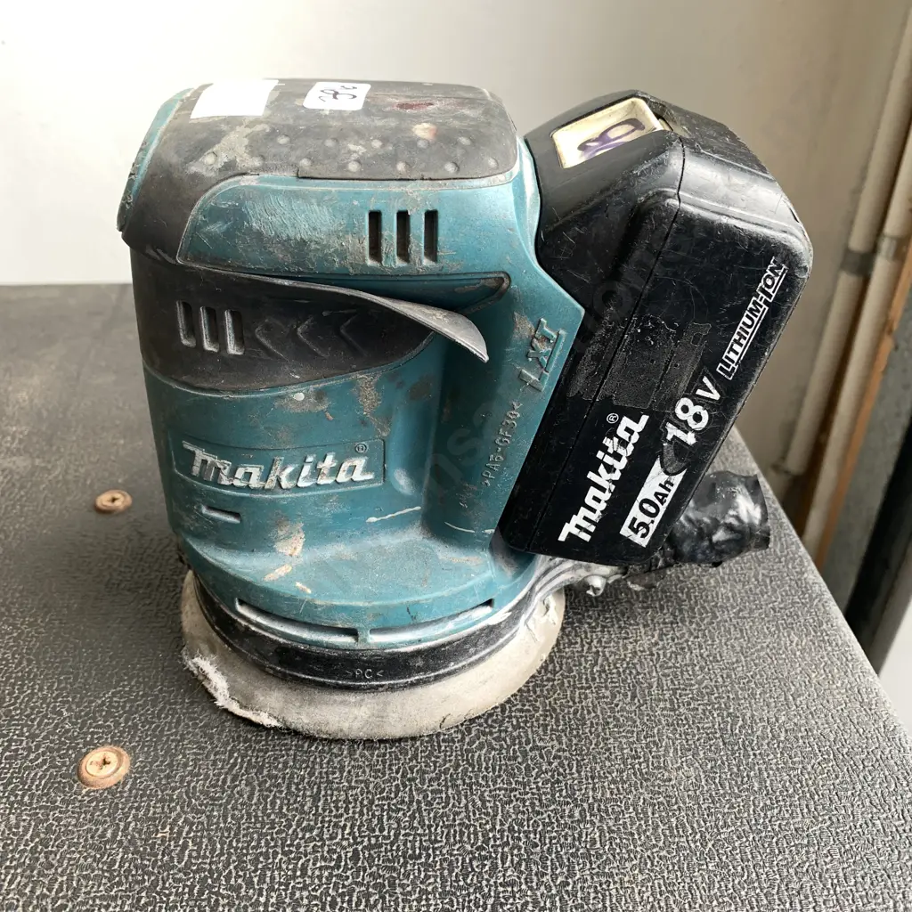 Makita 18V Orbital Sander with 2 X 18 V Battery, Model DB0180 Image 1++
