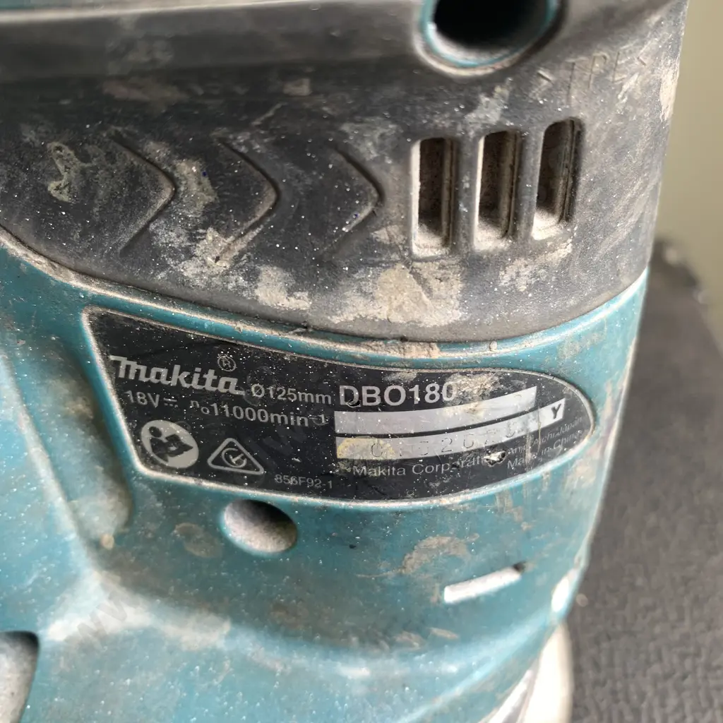 Makita 18V Orbital Sander with 2 X 18 V Battery, Model DB0180 Image 1++