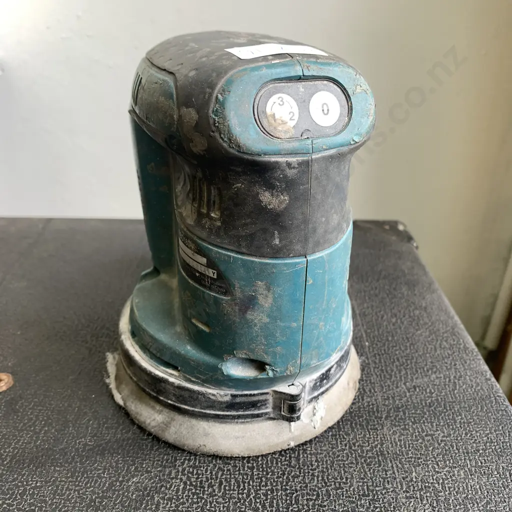 Makita 18V Orbital Sander with 2 X 18 V Battery, Model DB0180 Image 1++