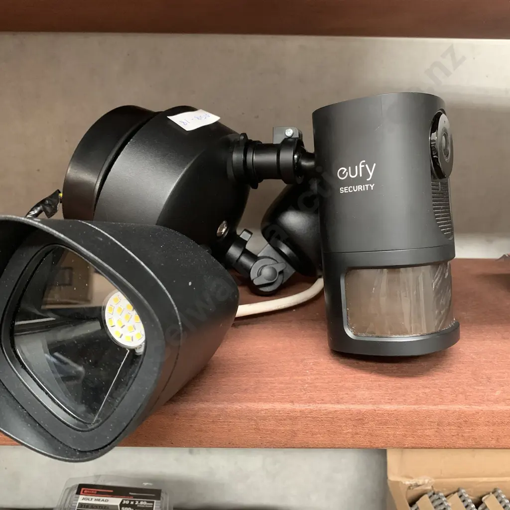 Eufy Security Camera and light Image 1++