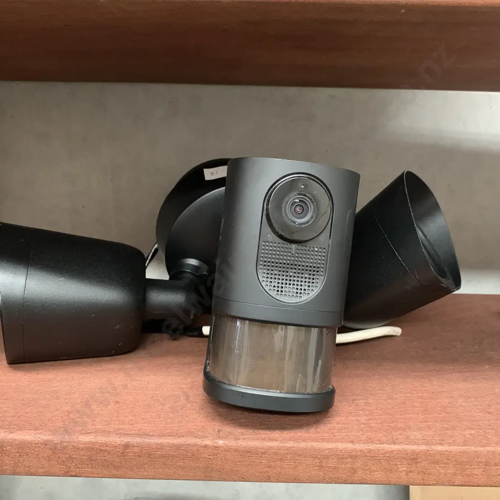 Eufy Security Camera and light Image 1++