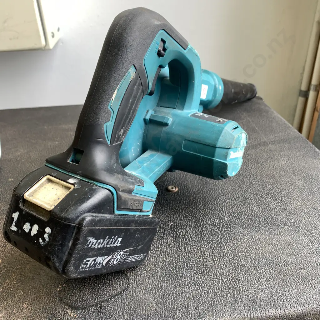 Makita 18V Blower with Battery - Model DUB185 Image 1++