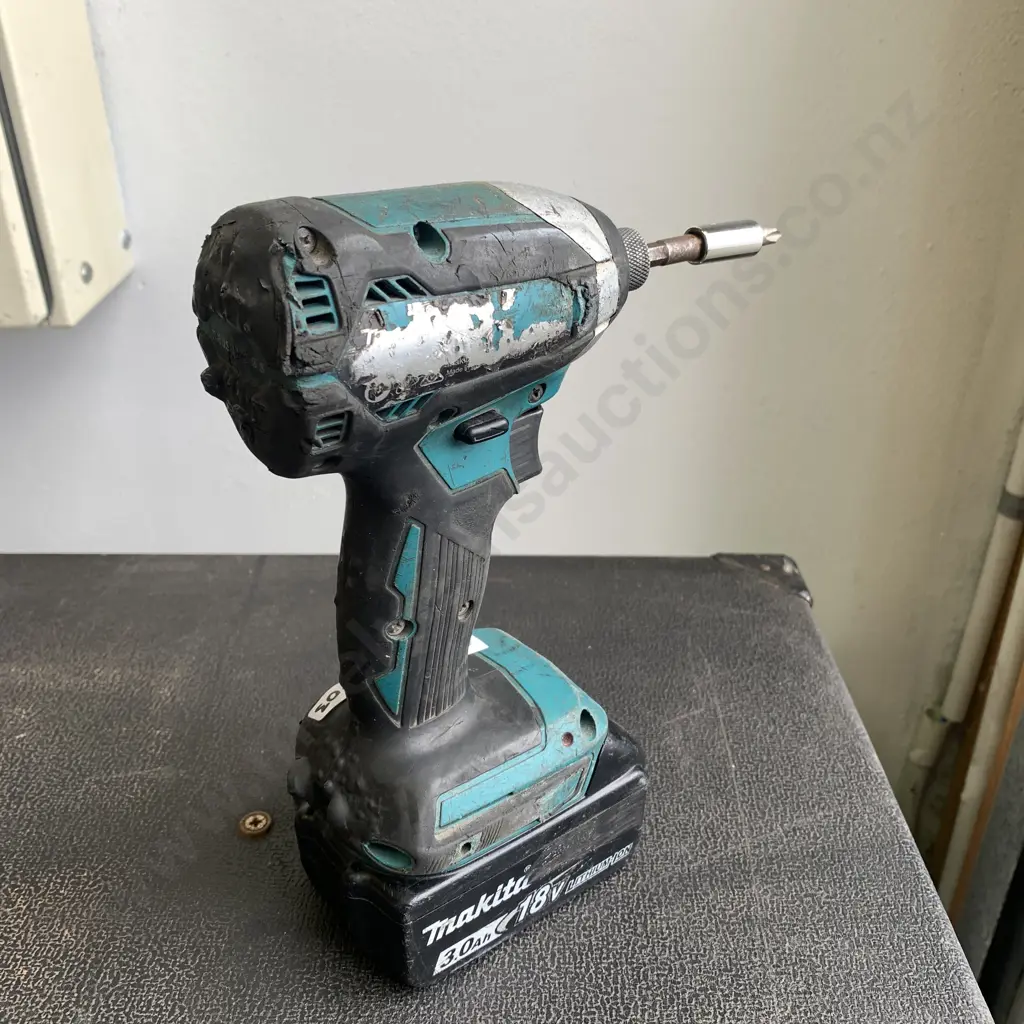 Makita 18V Impact Driver and Battery Image 1++