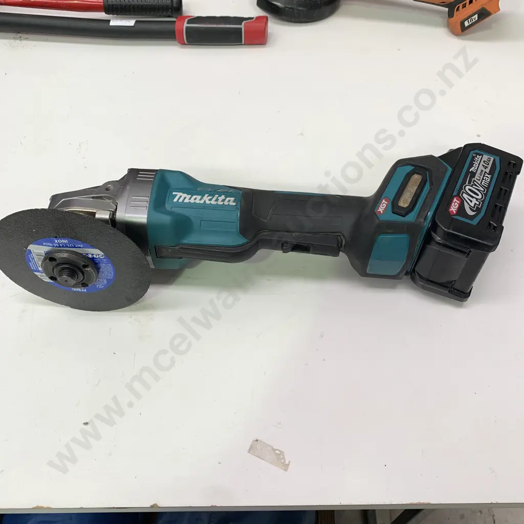 Makita 18 V Grinder - model GA036G with 40 V Battery Image 1++