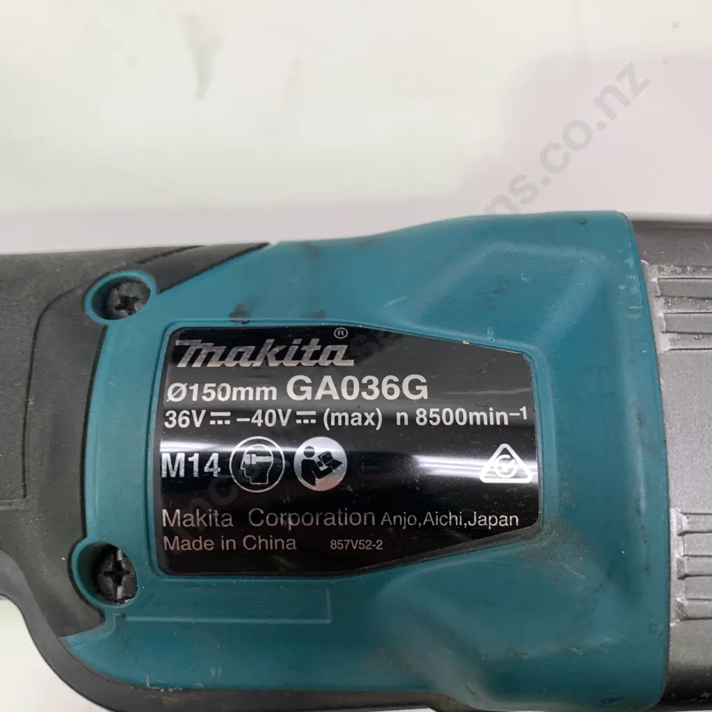 Makita 18 V Grinder - model GA036G with 40 V Battery Image 1++