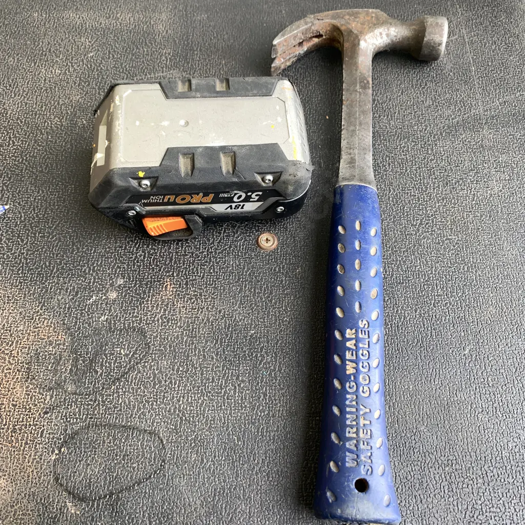 AEG 18V Battery and Est Wing Hammer - File # 220219/6308 (1ITX8PN, 1IVGYVV) Image 1++