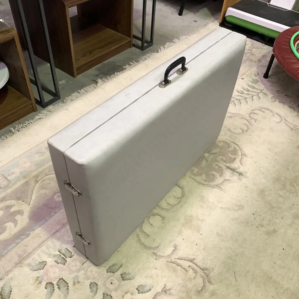 Foldable Massage Table Image 1++