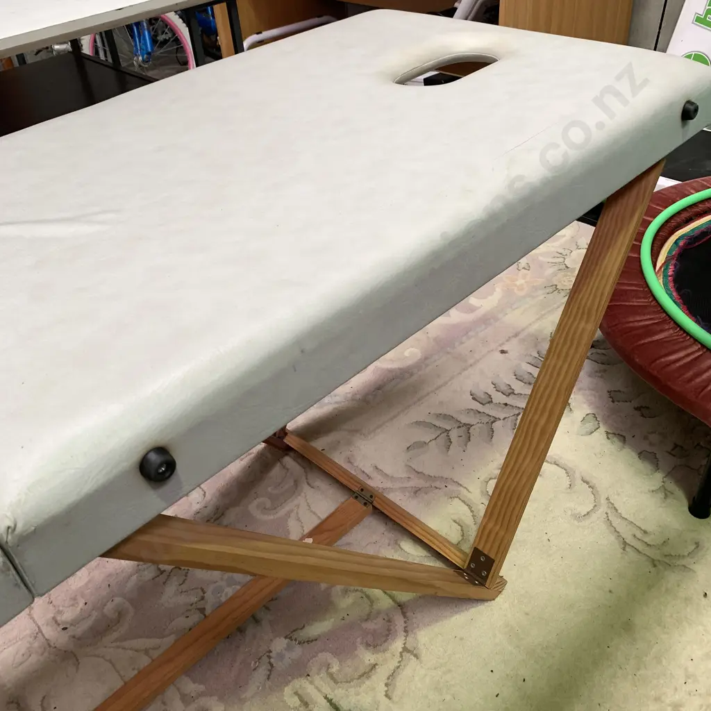 Foldable Massage Table Image 1++