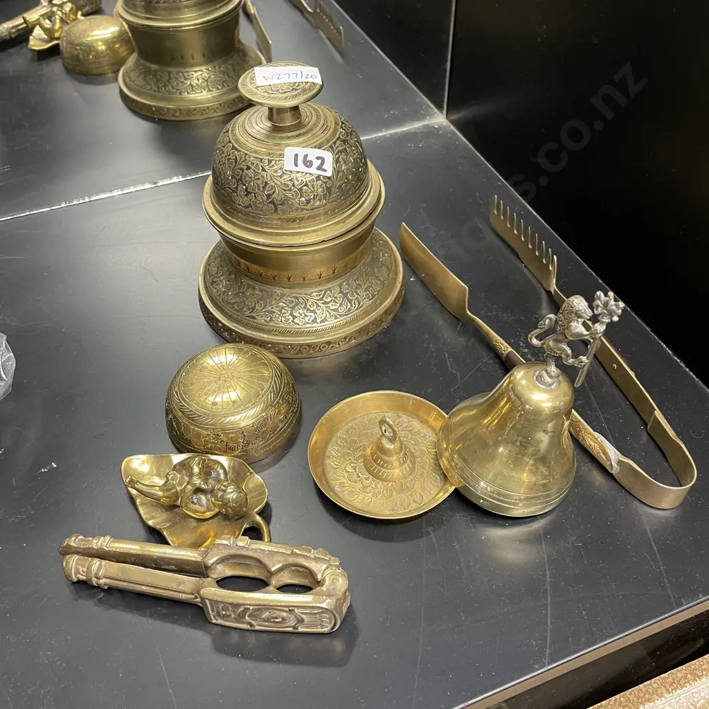 Assortment of Vintage Brassware Image 1++