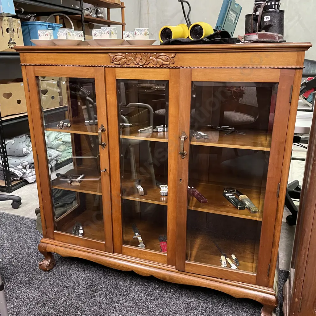 Antique Solid Wood Display Cabinet. Two door, bevelled glass, 3 internal shelves. Claw Feet, lockable with key Image 1++