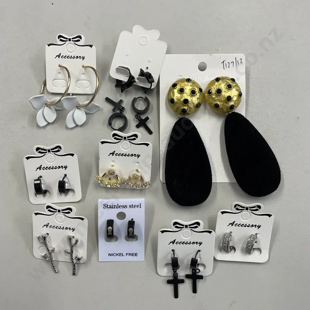 Assortment of Costume Jewellery Earrings - As new Image 1++