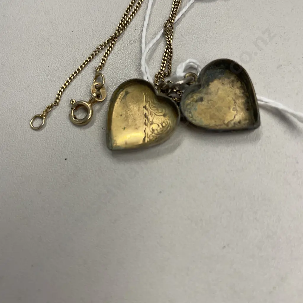 9ct Gold Heart Locket with hallmarked chain Image 1++