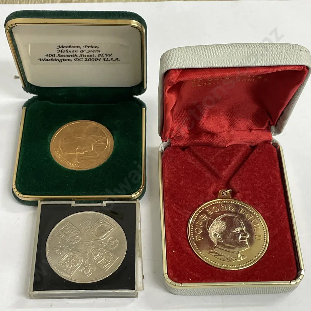 Three Vintage Boxed Coins. Pope John Paul II, George Bush, Elizabeth II Image 1++