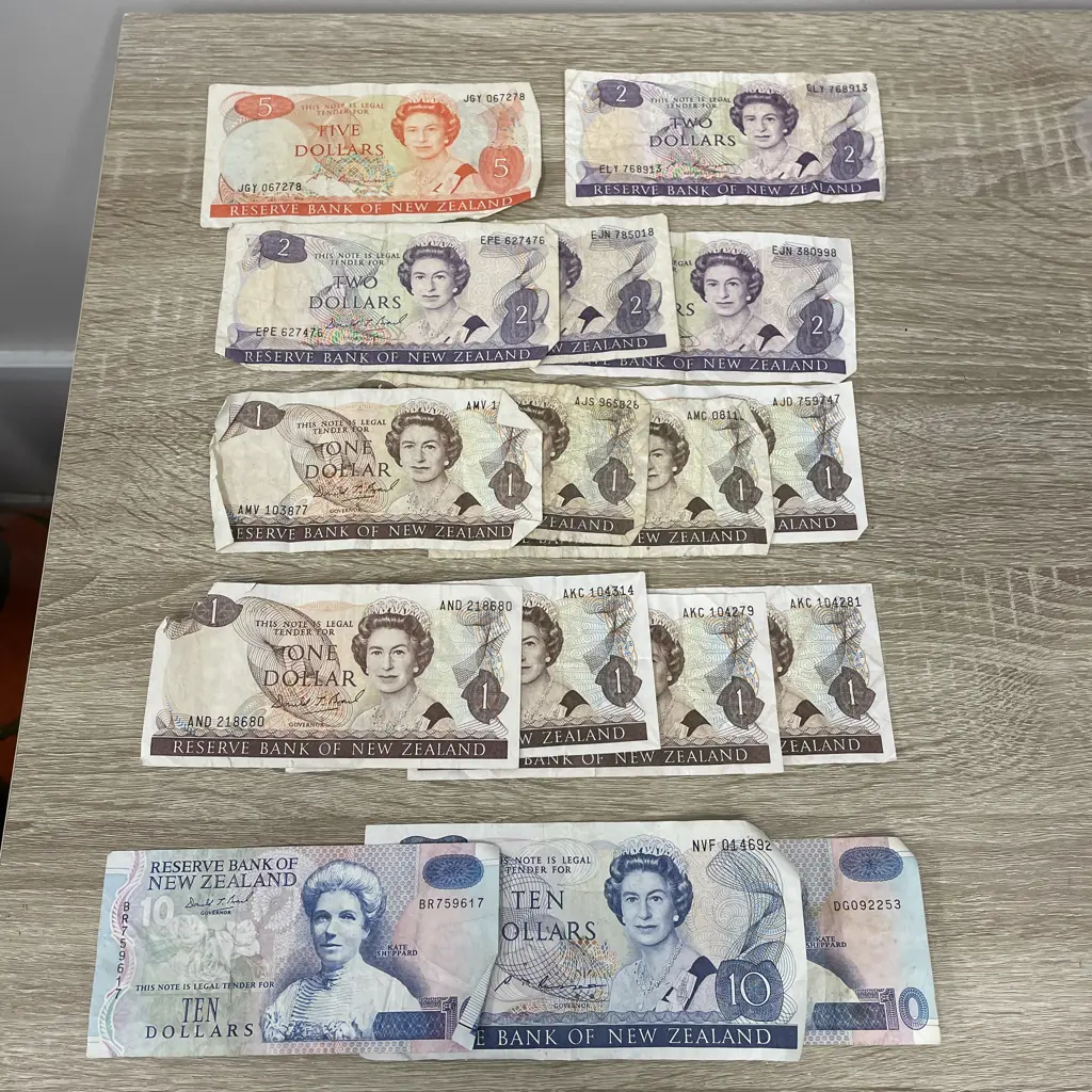 Vintage NZ Notes. Assortment of $1, $2, $5, $10 Image 1++