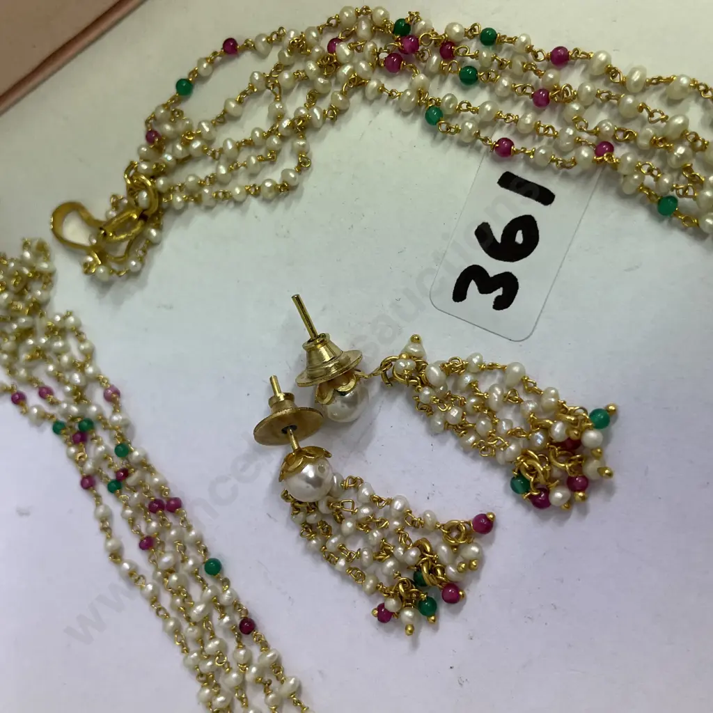 Vintage Boxed Necklace with matching earring set Image 1++
